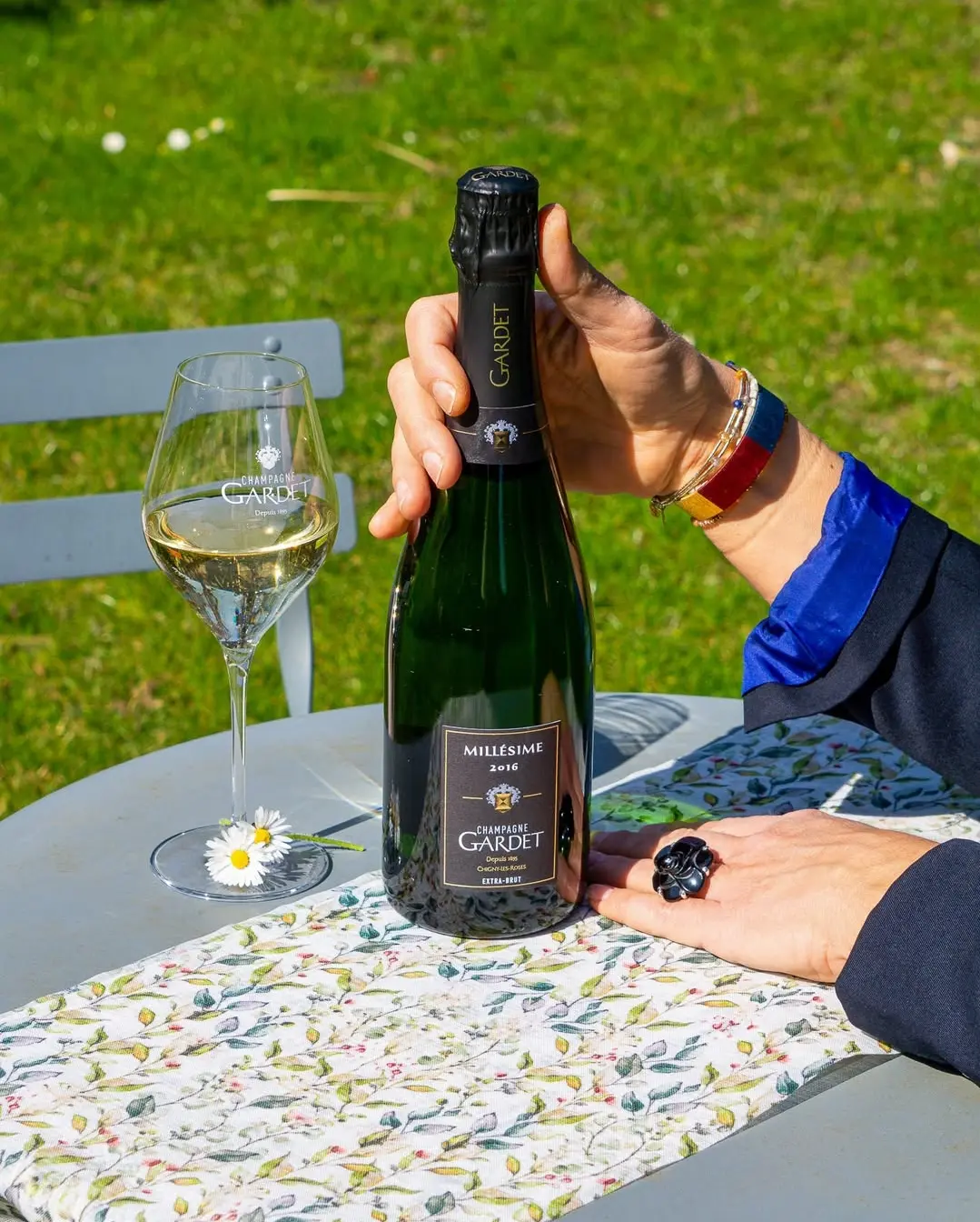 Macarons und Champagner Gardet Dessert im Hamburger Bistro