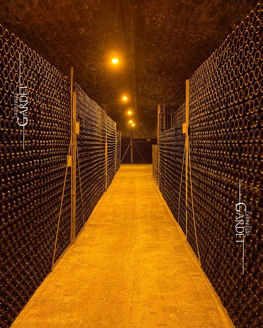 Rosé Champagner-Cocktail Gardet in eleganter Hamburger Bar