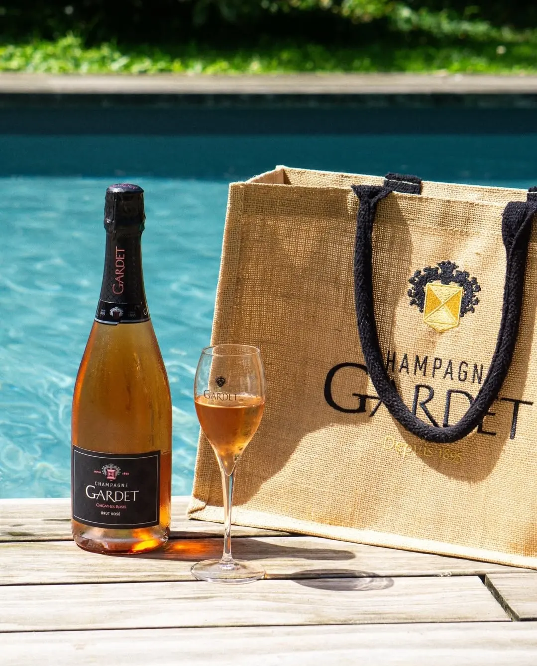 DJ-Booth mit Champagner Gardet im Hamburger Club