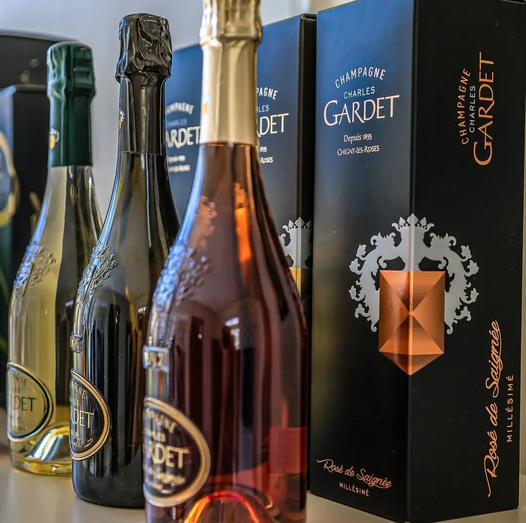 Brautpaar Anstoß mit Champagner Gardet Hochzeit Hamburg