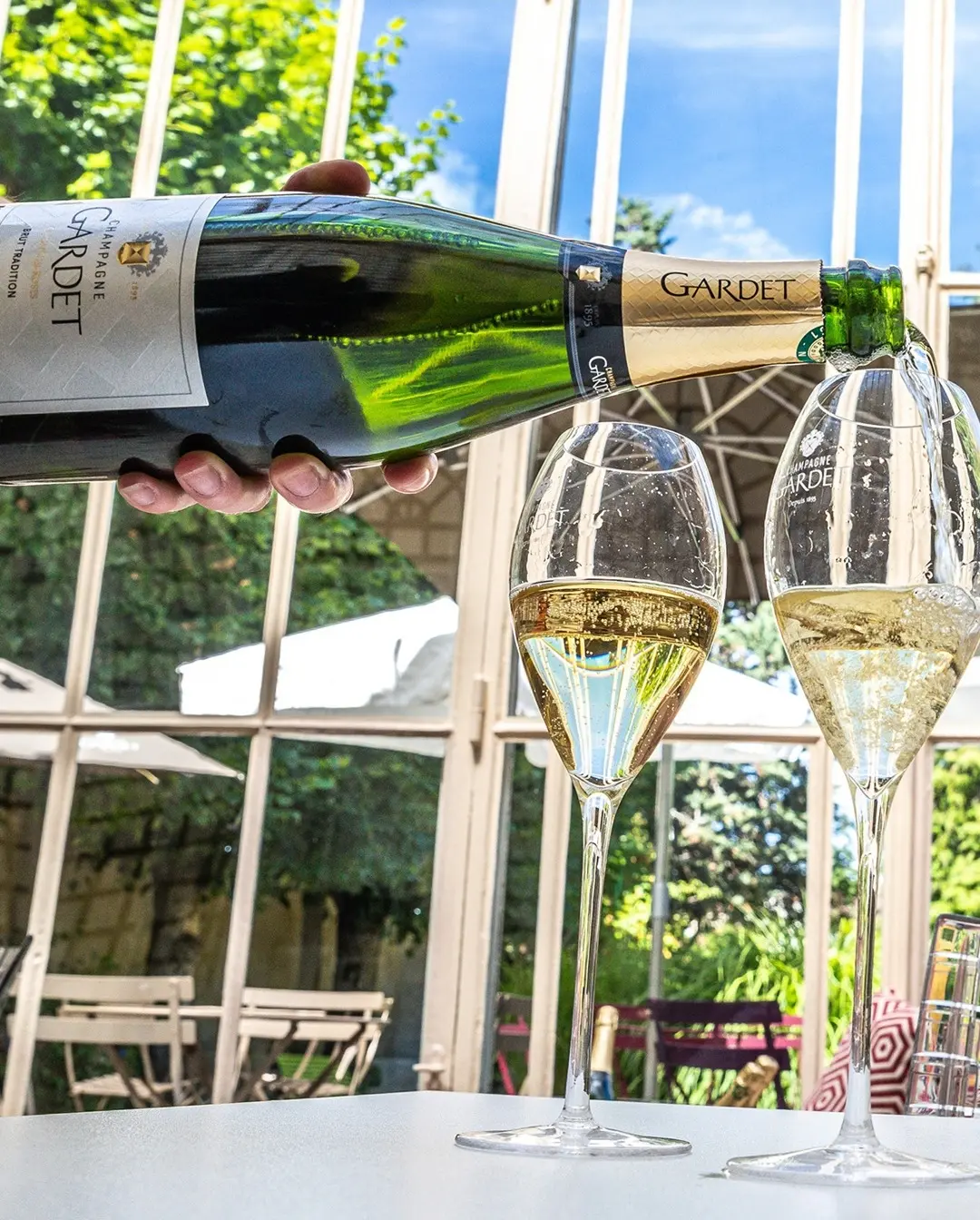 Hochzeits-Fotoshooting mit Champagner Gardet Flasche Hamburg