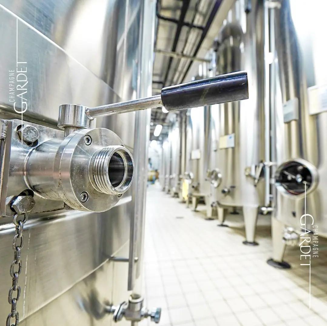 Goldene Tischdekoration mit Champagner Gardet Hochzeit Hamburg