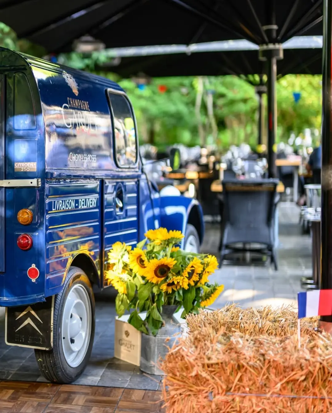 Holzfass-Ambiente Champagner Gardet im traditionellen Hamburger Pub