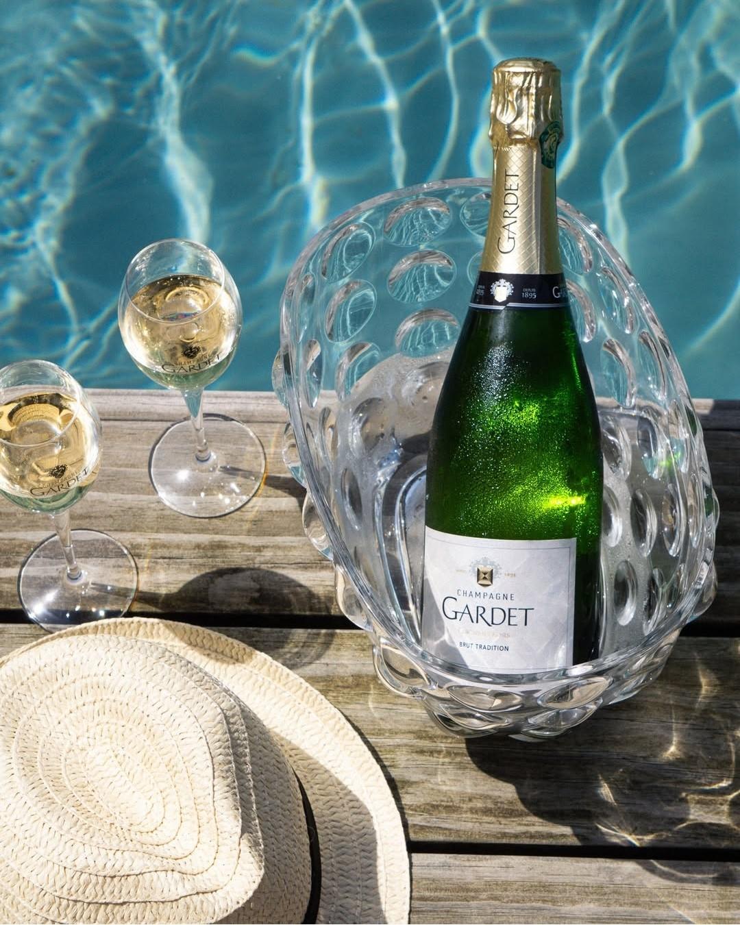 Champagner Gardet Gläser einschenken – Elegante Zeremonie